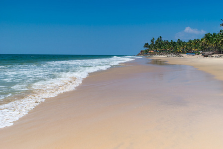 令人难以置信的印度海滩，黑沙滩，瓦卡拉。喀拉拉邦印度