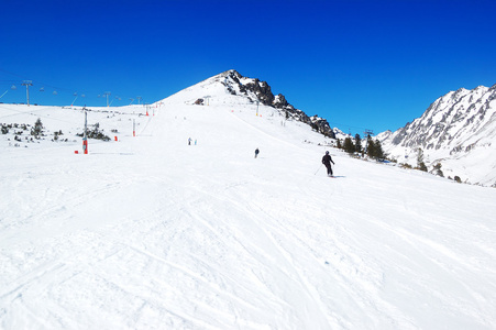 骑在 strbske 萨格勒布的滑雪胜地，高 tatra 斜坡上滑雪者