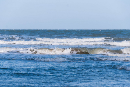 蓝色的海中的波浪