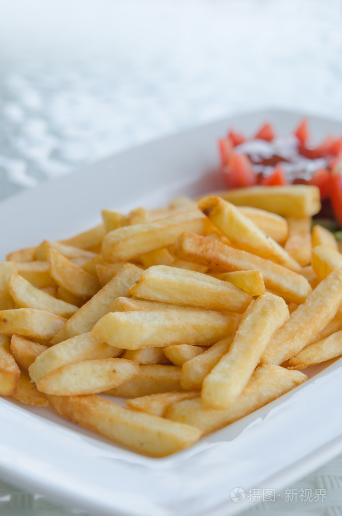在盘子上的炸薯条