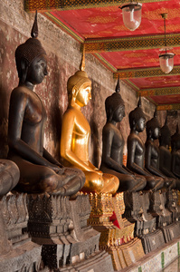 坐在金色的佛像国有和黑色国有在古代庙会精彩