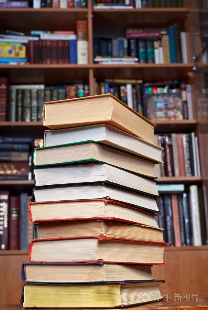 木制的桌子上的书