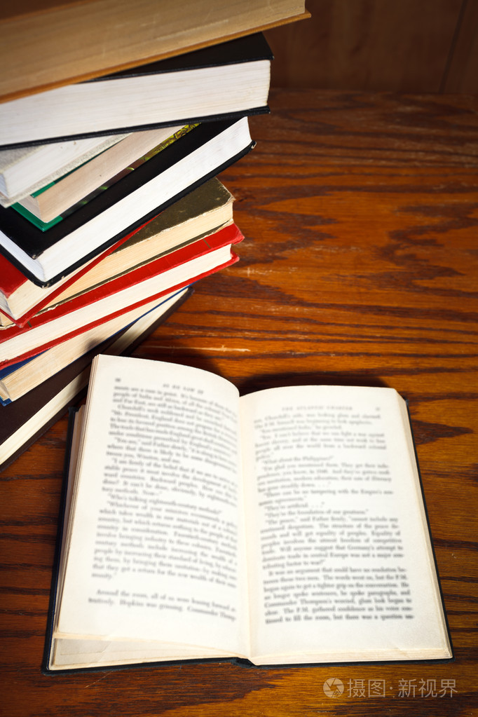 打开木桌上的书照片-正版商用图片1e97sb-摄图新视界
