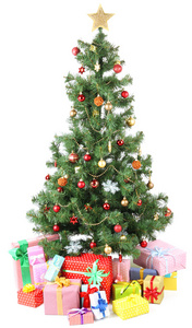 装饰的圣诞树用白色上孤立的礼物