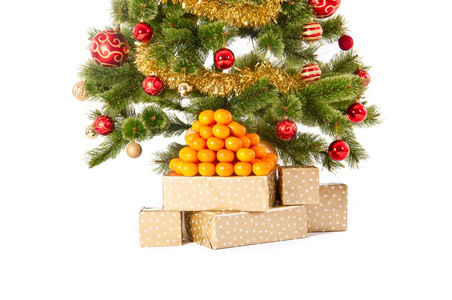 圣诞节用礼物和桔子树