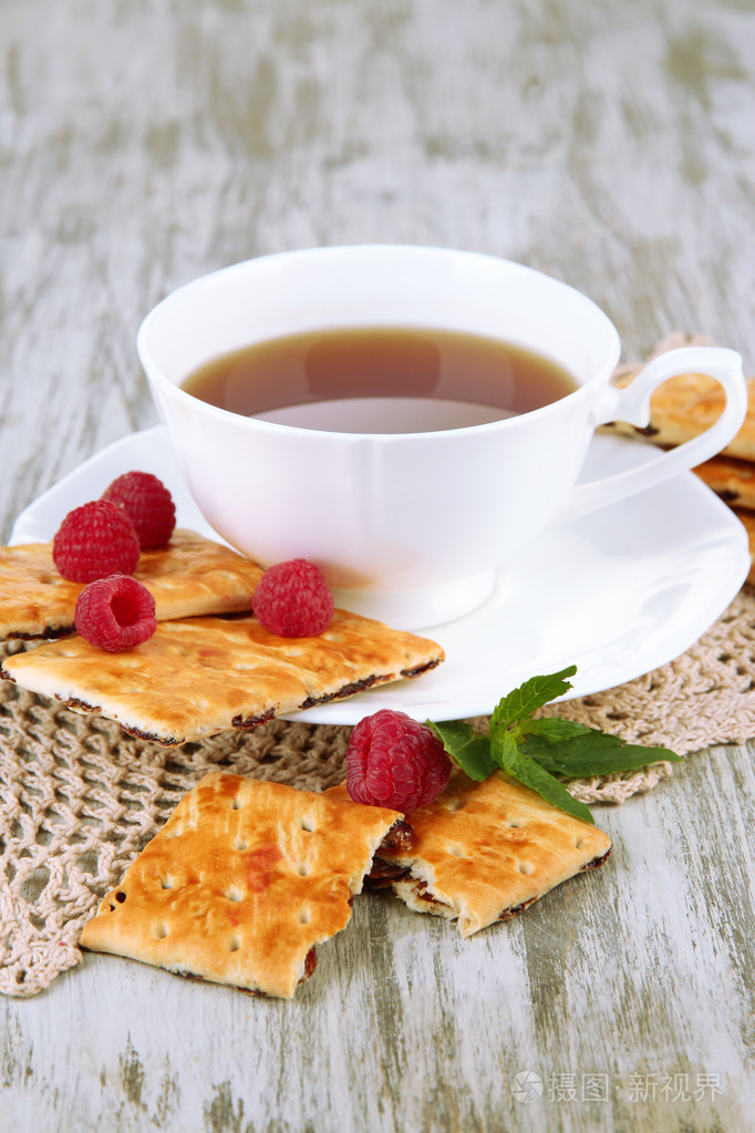 喝杯茶与 cookie 和覆盆子上表特写