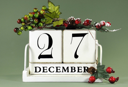 保存 12 月的日期各个年份的日历日期