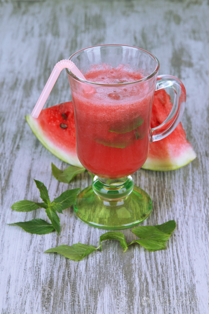 杯新鲜西瓜汁,木桌上,木制的背景上