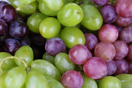 成熟的绿色和紫色葡萄特写背景