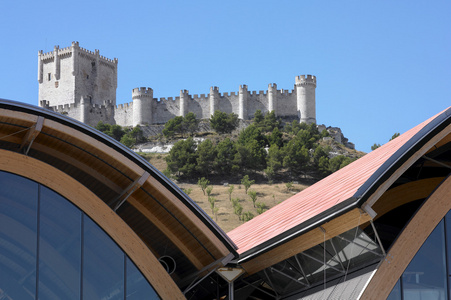 现代建筑对西班牙古堡
