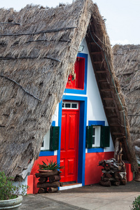 典型的房子在桑塔纳 马德拉岛的视图