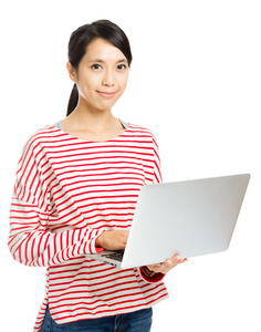 使用计算机在白色背景的女人