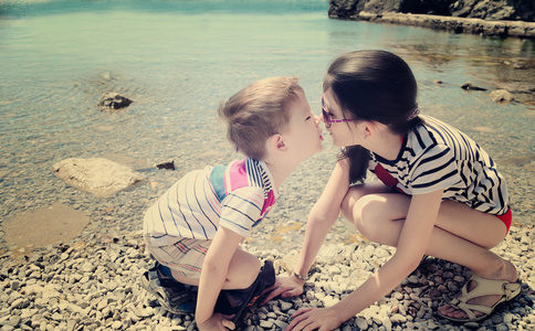 孩子的哥哥和妹妹爽肤香草 eff 海滩上的吻