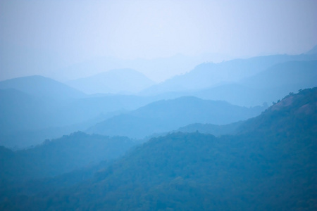 湛蓝色的期间日落山