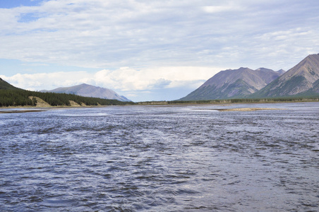 广泛的山区河流