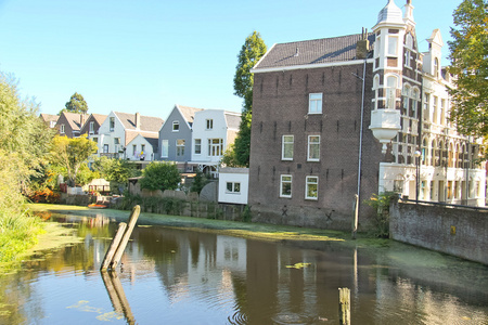 在荷兰多德雷赫河上的房子