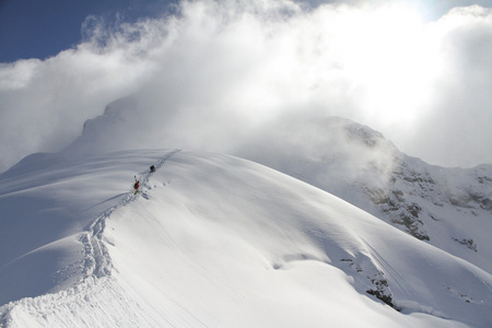 滑雪者攀登一座雪山