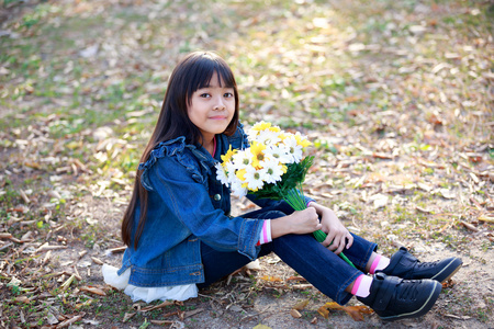 亚洲少女手捧花