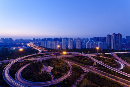 城市高架道路的鸟瞰图