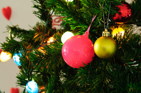 礼品盒和圣诞树圣诞节和新年快乐