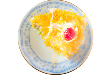 金鸡蛋蛋黄线程上白色酒泉孤立的椰子蛋糕上