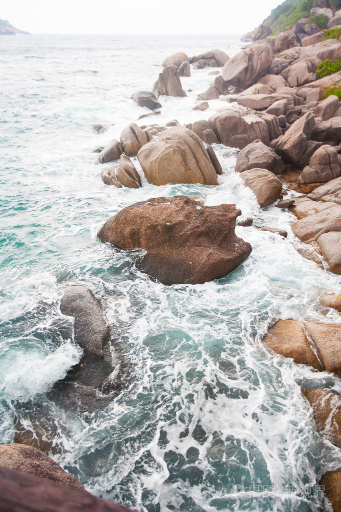海浪在海岸岩石上猛撞