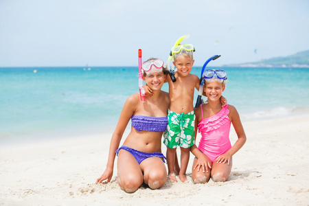 三个快乐的孩子们在海滩上