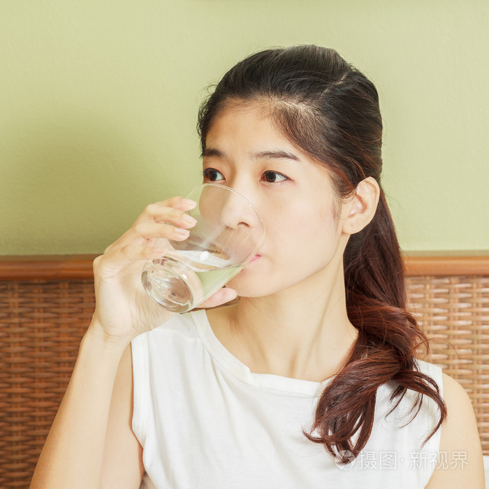 女人喝水