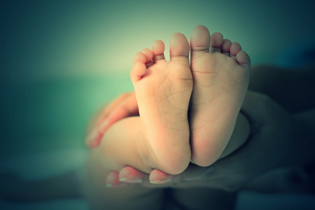 刚出生的婴儿的脚的特写图片