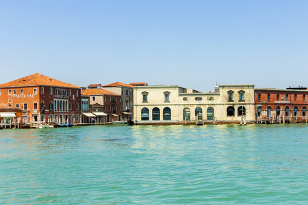 意大利的威尼斯 2012 年 6 月 21 日。在威尼斯的泻湖的穆拉诺岛的海岸的视图