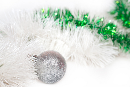 银色与白色和绿色圣诞金属丝球
