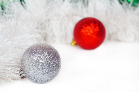 银色和红色的球和白色圣诞金属丝