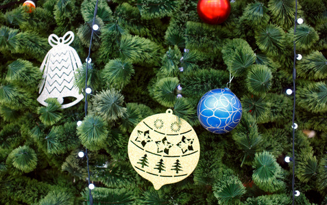 用球和花环装饰的圣诞枞树