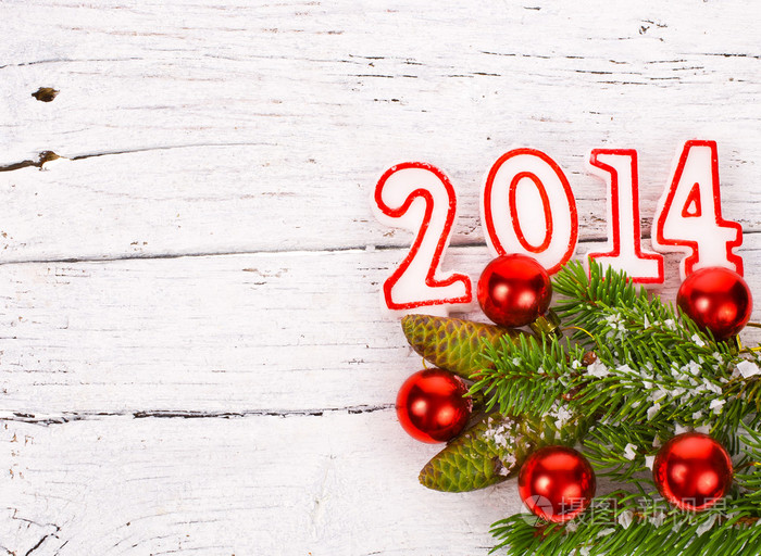 与数字在2014年圣诞节树的枝头上洒着雪