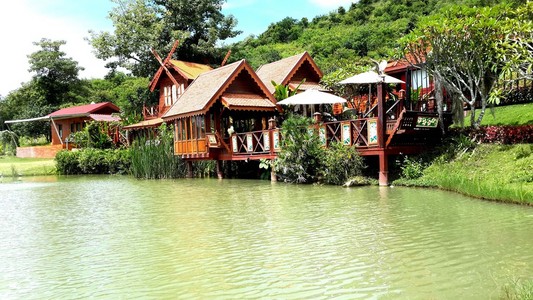 泰国风格的房子，在水面上