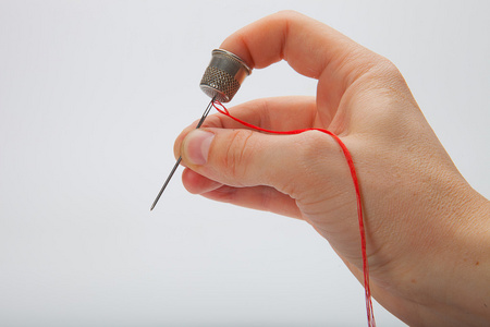 手指鸡眼顶针特写中指上照片