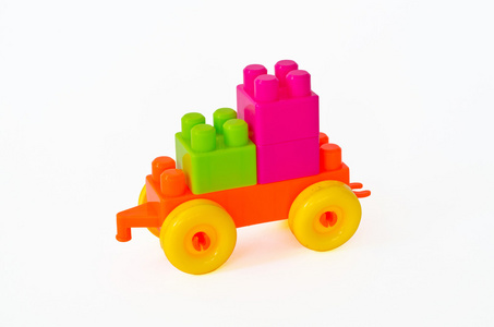 塑胶积木孤立，玩具车