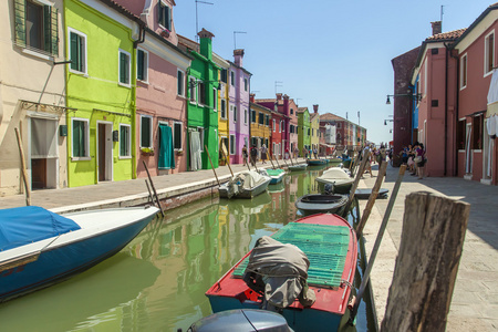 威尼斯，意大利，2012 年 6 月 21 日。如诗如画的色彩缤纷的房子在威尼斯泻湖布拉诺岛上的视图
