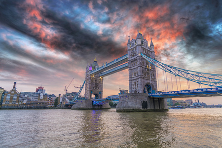 在日落时的伦敦桥