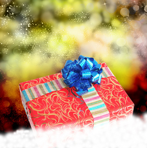 新的一年 holiday.christmas.gift 盒在雪地上