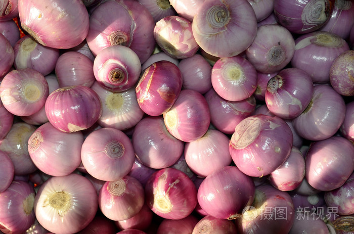 很多去皮新鲜的红洋葱,焦点对准中 浅层的自由度