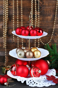 圣诞装饰品在甜点上站，木制的背景上