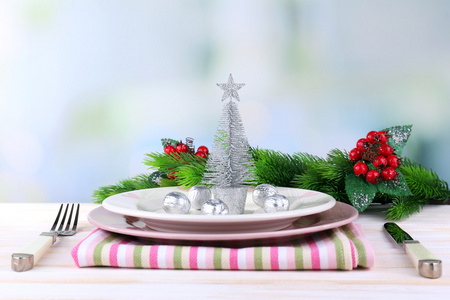 圣诞大餐，在桌子上，在明亮的背景上的器具一套