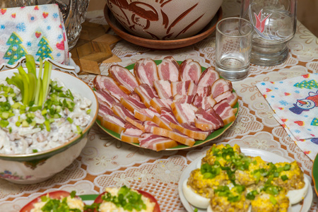 烟熏鸡胸肉碎在节日的餐桌上