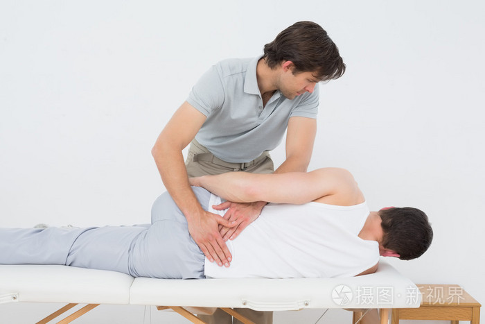 男性理疗医生检查病人
