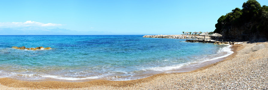 海滩上的豪华酒店，peloponnes 在爱奥尼亚海的全景