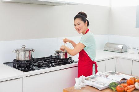 一个女人，在厨房里做饭的后视肖像