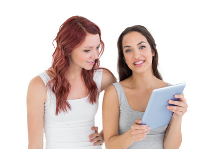 两个休闲年轻女性朋友与数字平板电脑