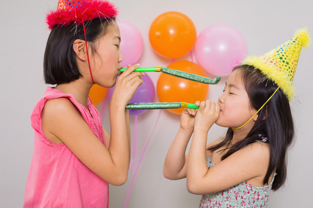 在一次生日聚会吹噪音的女孩