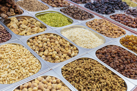 果缤纷陈列陈列在商店的各种坚果照片